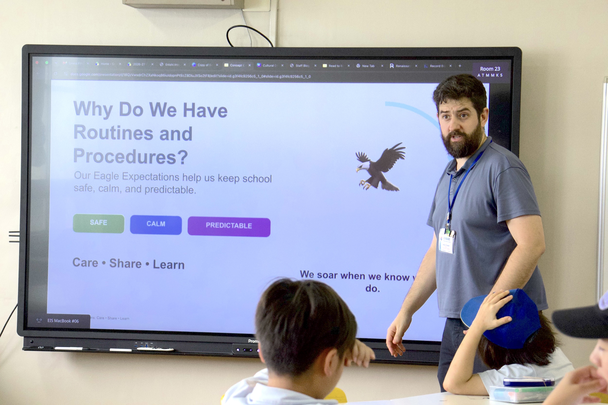 An Enishi teacher leading a classroom lesson